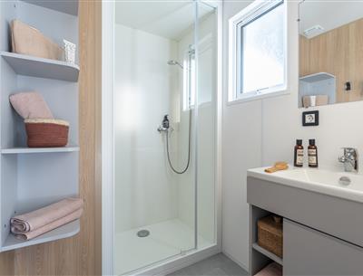 Cabane Perrosienne 2ch 4p à Perros Guirec au Village Perrosien Salle de bain