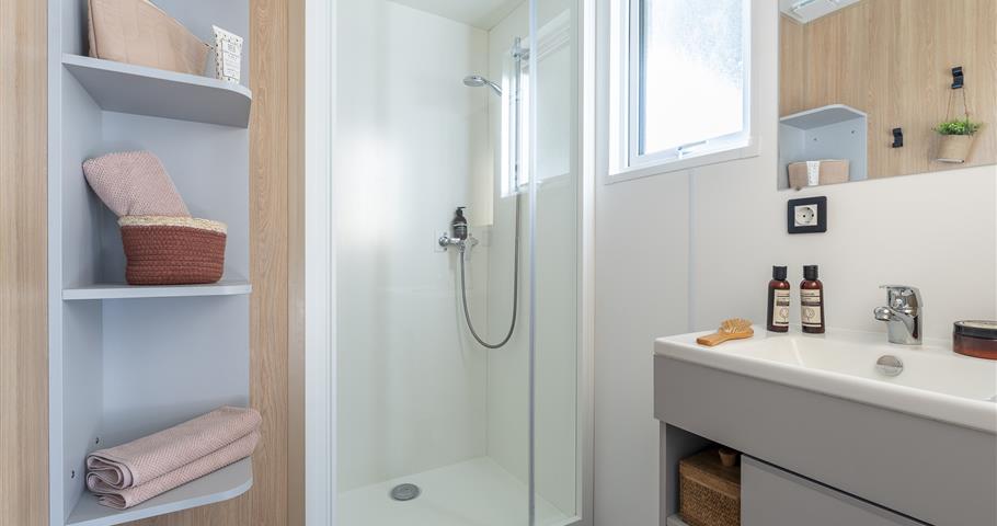 Cabane Perrosienne 2ch 4p à Perros Guirec au Village Perrosien Salle de bain
