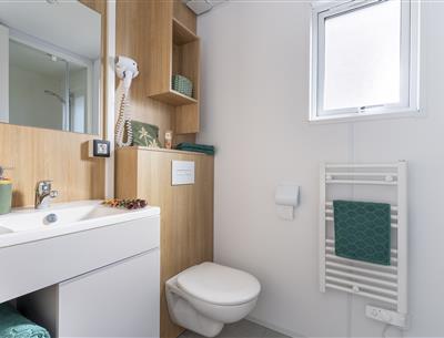 Cabane LUXE Perrosienne 3ch 6p à Perros Guirec  salle de bains